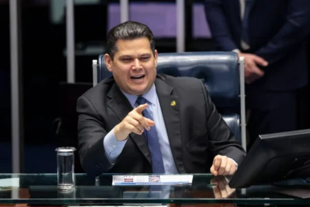 Alcolumbre pode aprovar PEC do fim da escala 6×1 agora