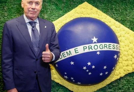 Ancelotti revela formação inédita na Copa do Mundo, com quatro estrelas na frente Ancelotti revela formação inédita na Copa do Mundo, com quatro estrelas na frente