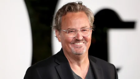 Assistente que matou Matthew Perry condenado a 41 meses de prisão após aplicação de cetamina