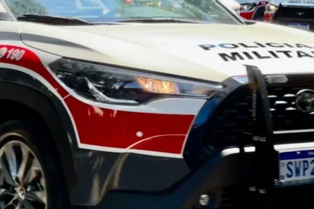 Homem atira em carro com família e mulher é baleada em briga de trânsito em Santo André hoje Homem atira em carro com família e mulher é baleada em briga de trânsito em Santo André hoje