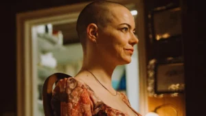 Bugonia com Emma Stone estreia hoje no Prime Video