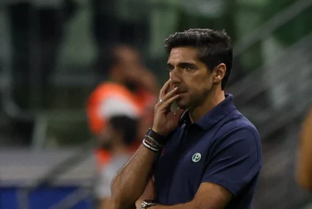 Conmebol pune Abel Ferreira e Cruzeiro por racismo e conduta ofensiva em partidas de hoje
