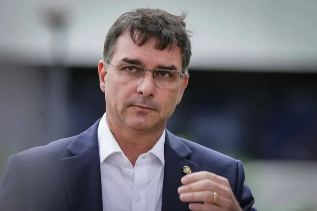 Flávio Bolsonaro revela segredo sobre contratos do filme Dark Horse hoje Flávio Bolsonaro revela segredo sobre contratos do filme Dark Horse hoje