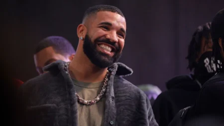 Drake quebra recordes em um único dia com três álbuns surpresa