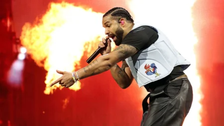 Drake quebra recorde histórico com três álbuns no topo do Billboard 200 hoje Drake quebra recorde histórico com três álbuns no topo do Billboard 200 hoje