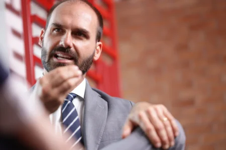 Eduardo Bolsonaro confirma encontro de Flávio com Trump hoje na Casa Branca