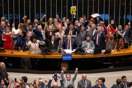 Lula celebra conquista do povo agora: 42 horas de trabalho é realidade