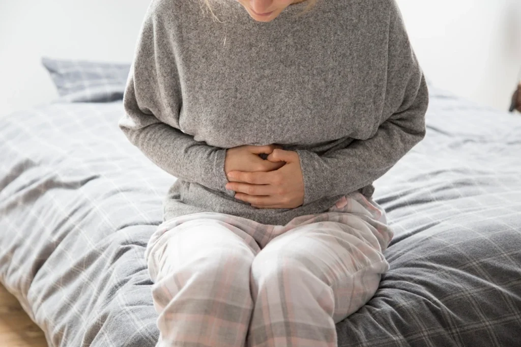 Ansiedade causa barriga estufada? Saiba como o estresse afeta a digestão hoje