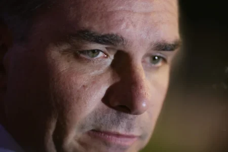 Flávio Bolsonaro acusa Lula de defender PCC e CV agora chamados de terroristas