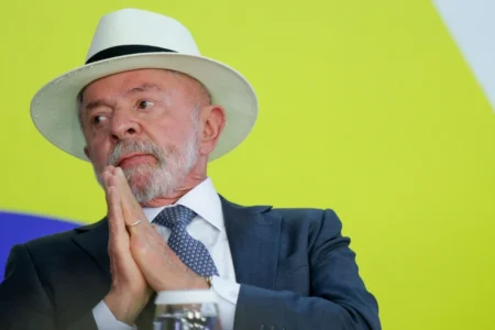 Governo Lula agora prepara decretos para endurecer lei nas redes sociais no Brasil