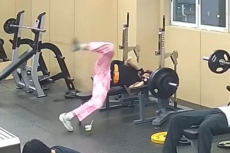Homem quase esmagado por barra de 145 kg na academia, veja o drama registrado em Guangdong, China