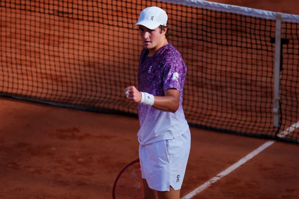 João Fonseca vence em 3 sets, avança em Roland Garros e mira na surpresa do dia João Fonseca vence em 3 sets, avança em Roland Garros e mira na surpresa do dia