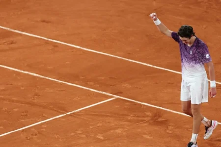 João Fonseca quebra jejum de 22 anos e vai às quartas de Roland Garros hoje
