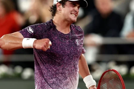 Fonseca surpreende agora e vai às quartas de Roland Garros