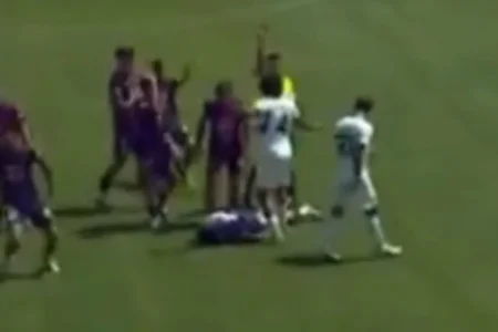 Jogador fica desacordado agora na Liga Espanhola após entrar duramente