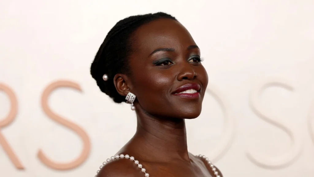 Lupita Nyongo rebate críticas agora como Helena de Troia em A Odisseia