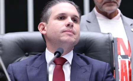 Motta comemora fim da escala 6×1 após aprovação na Câmara hoje