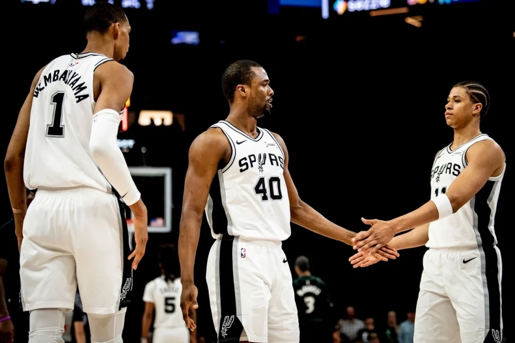 Knicks alcança a grande vitória e Spurs lidera os playoffs da NBA Knicks alcança a grande vitória e Spurs lidera os playoffs da NBA