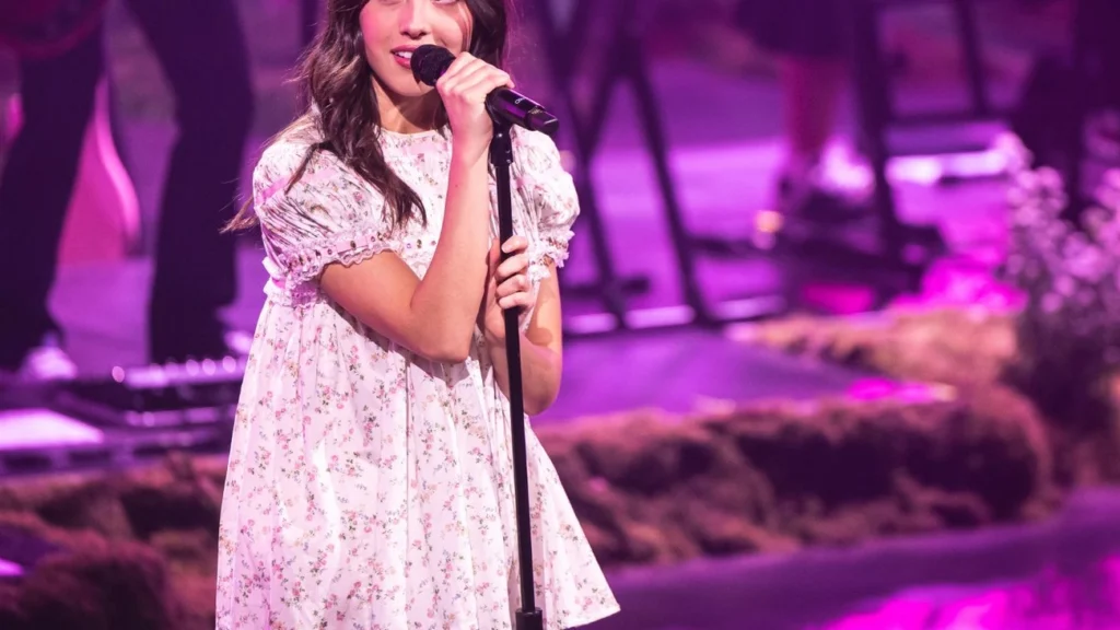 Olivia Rodrigo destaca a hipocrisia ao criticar seu style infantil e sexy