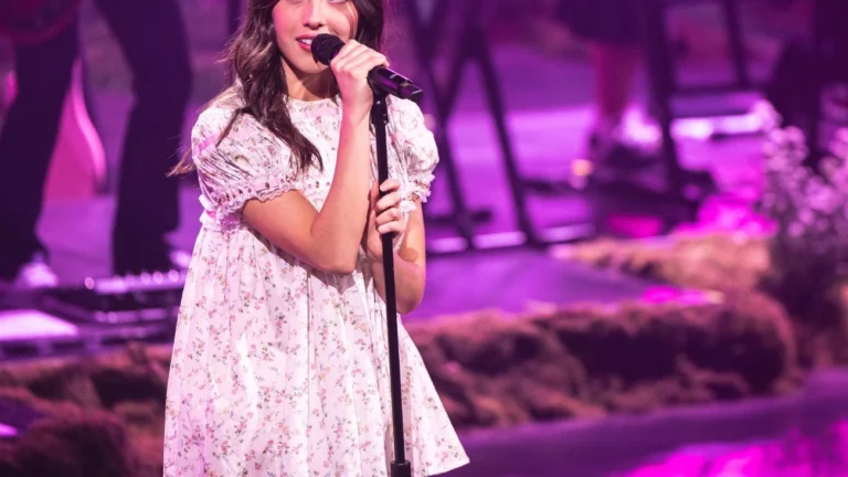 Olivia Rodrigo destaca a hipocrisia ao criticar seu style infantil e sexy