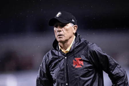 Vasco agoraTorcidas cobram jogadores no CT