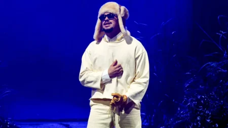 Bad Bunny agora em turnê mundial após vencer Grammy Bad Bunny agora em turnê mundial após vencer Grammy