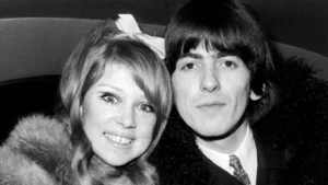 Pattie Boyd, ex-esposa de George Harrison, diz que Hollywood o esqueceu na nova biografia dos Beatles