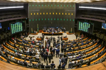 Câmara rejeita 6×1 e aprova nova jornada de 40 horas semanais hoje