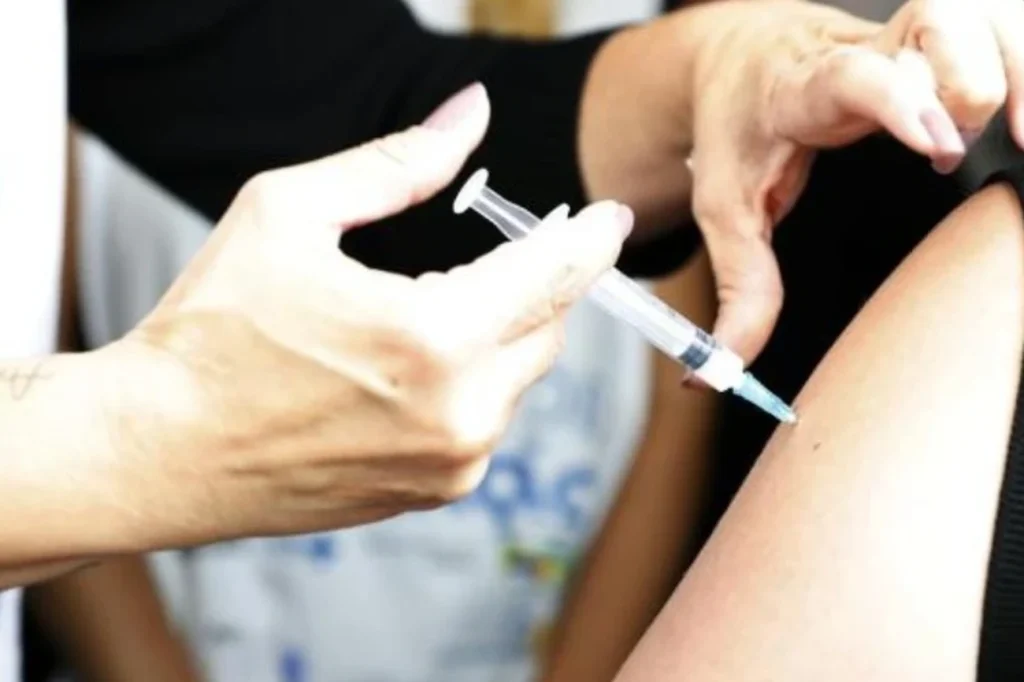 Prefeitura de BH abre ponto extra hoje para vacinação contra gripe agora