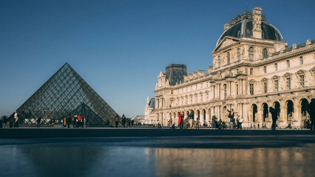 Roubo ao Louvre agora vira filme com 88 milhões em joias roubadas Roubo ao Louvre agora vira filme com 88 milhões em joias roubadas