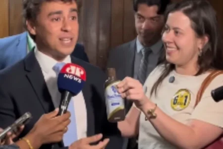 Sâmia entrega presente a Nikolas por mentir sobre a escala 6×1 no Câmara