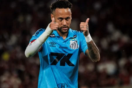 Neymar escapou de lesão grave hoje a tempo da Copa do Mundo