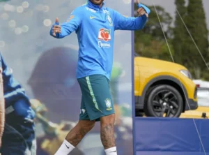 Neymar voltou aos treinos da Seleção Brasileira, sem sobrecarga, após lesão leve na panturrilha