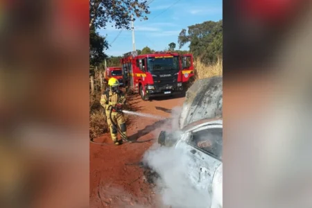 Incendio destrói veículo em Ituiutaba agora sem vítimas Incendio destrói veículo em Ituiutaba agora sem vítimas