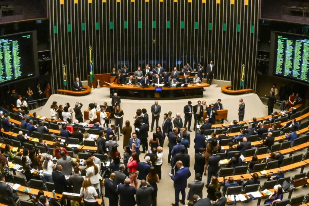Descubra agora os 19 deputados que votaram contra a PEC do fim da escala 6×1 hoje