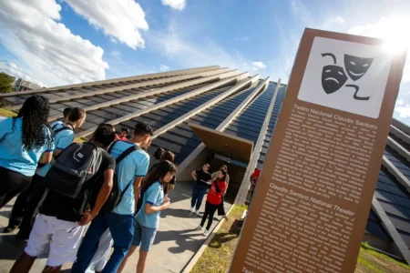 Jovens descobrem novas constelações de arte no Teatro Nacional de Brasília hoje